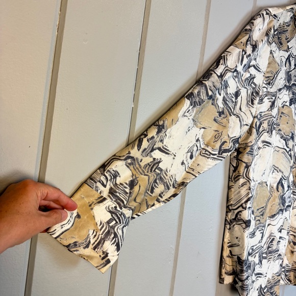 Lafayette 148 New York clementine silk blouse Abstract Print Hidden Buttons Sz M - Picture 9 of 14
